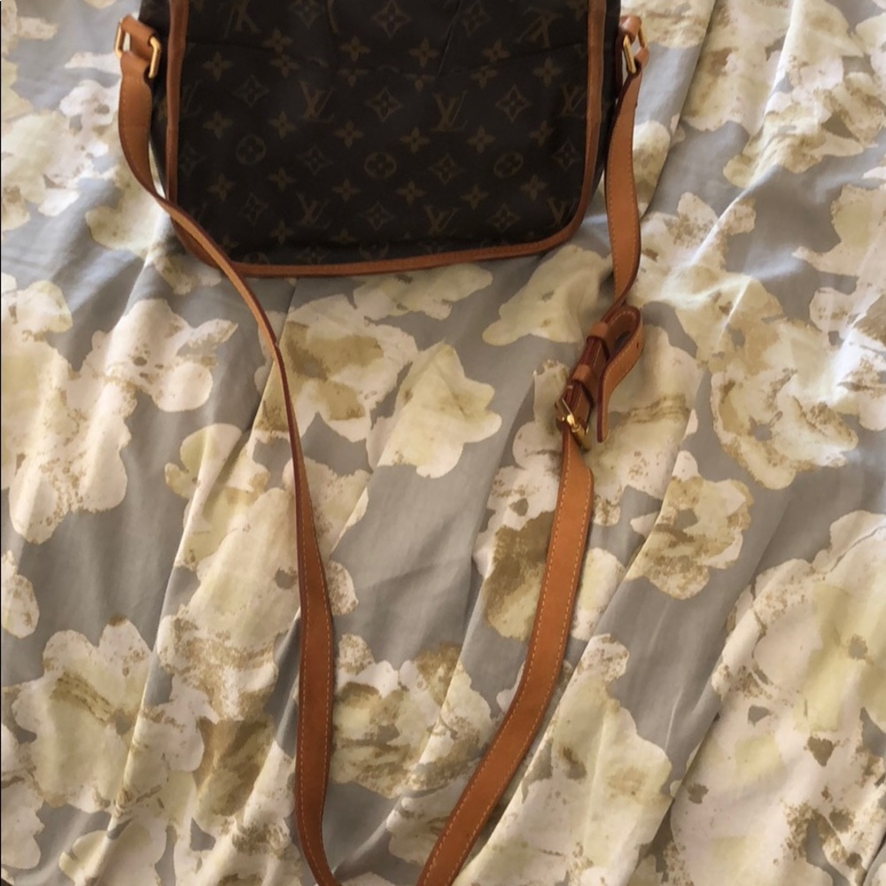 Luis Vuitton cross body - Picture 4 of 5